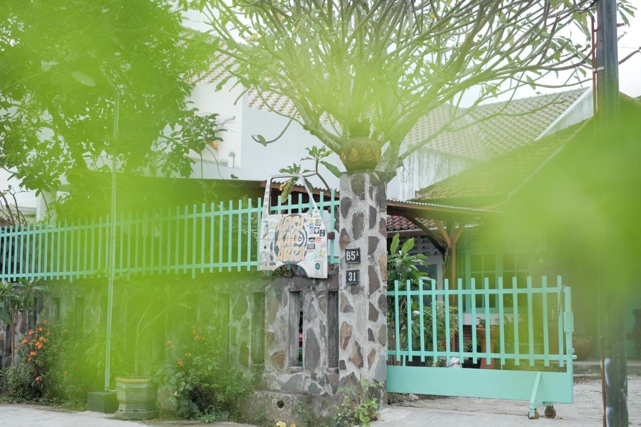 Abrakadabra 747 Apartment Yogyakarta Exterior photo
